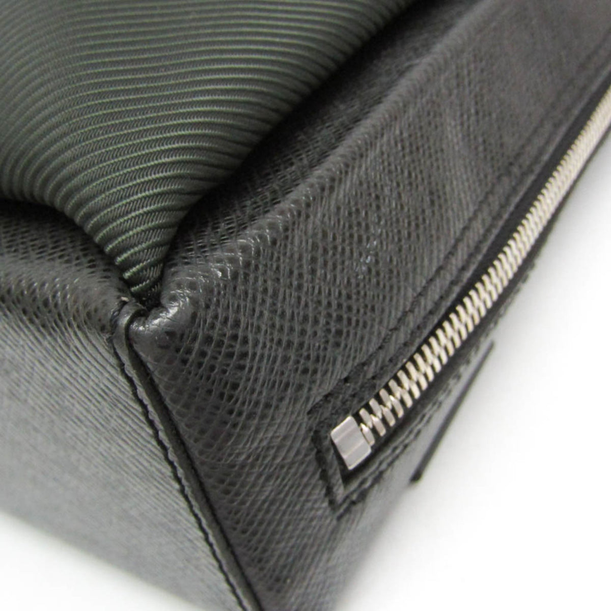 Louis Vuitton Taiga Beluga · Shoulder Bag