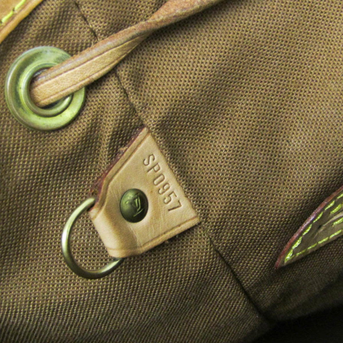 Louis Vuitton Montsouris MM · Monogram